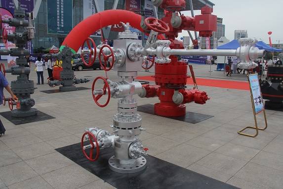 Conventional steam injection and oil recovery wellhead