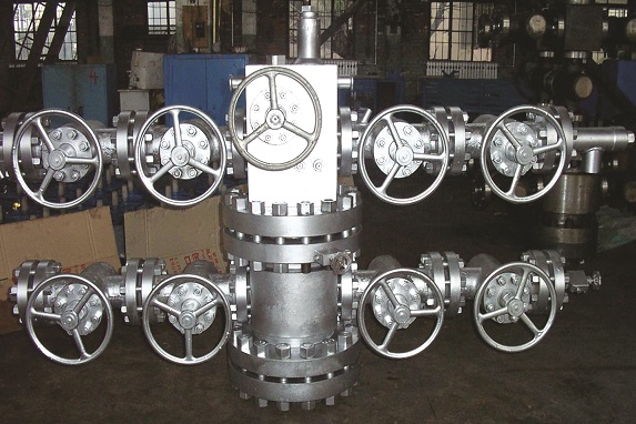 Conventional steam injection and oil recovery wellhead